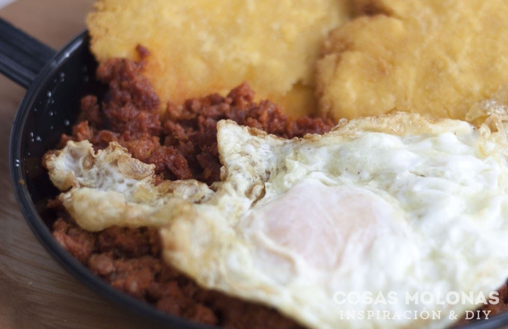 Receta asturiana: Sartén de tortos de maíz con picadillo y huevo frito