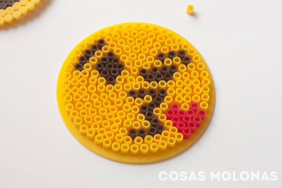 DIY Emoji románticos con Pyssla o Hama Beads