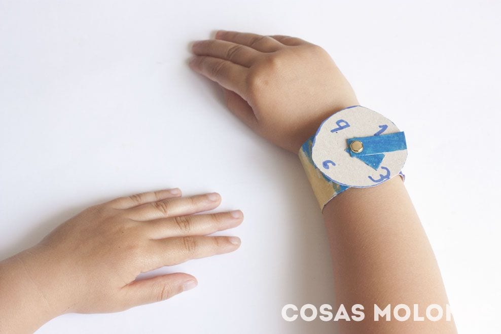 Manualidades para niños: Reloj de pulsera con cartón reciclado